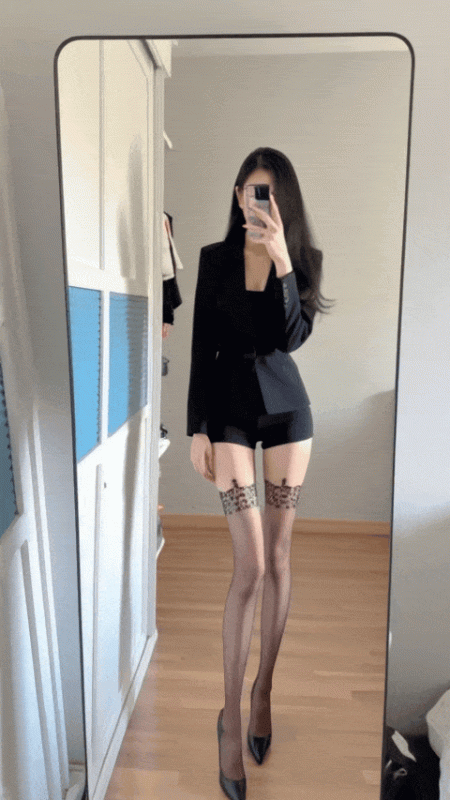 Flux_LoRA_大长腿对镜自拍_起号优质素材-G站- AI精品资源站