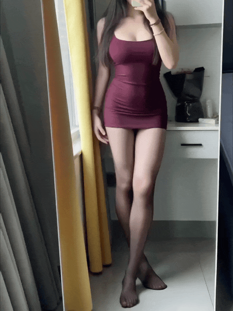 LoRA_Flux_丝袜美女光脚自拍-G站- AI精品资源站