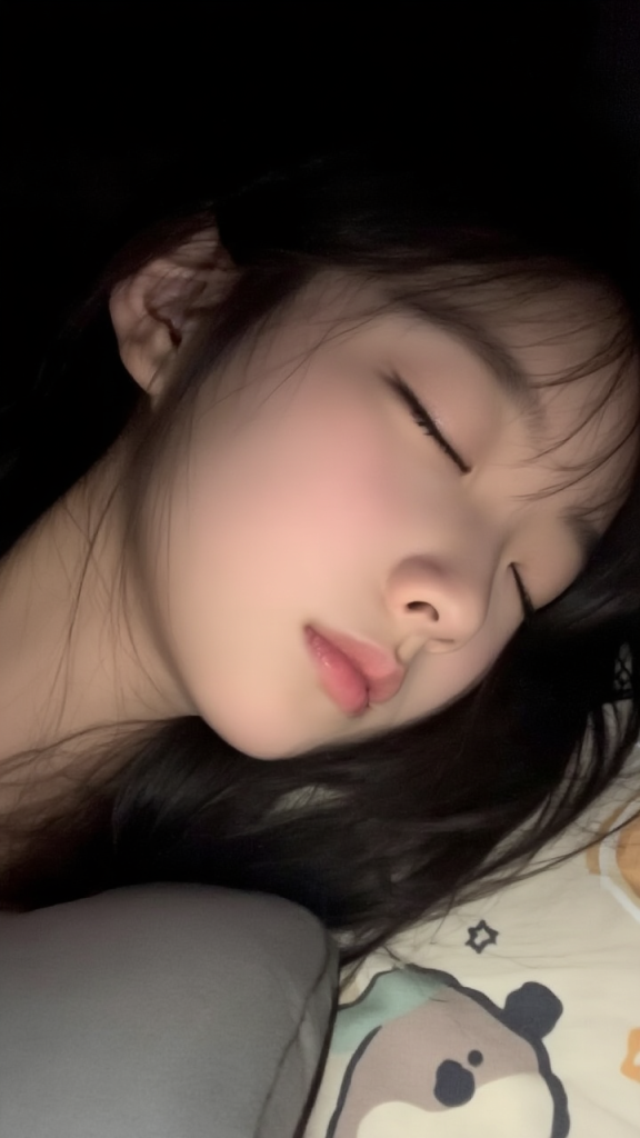 图片[2]-夜把她泡软了，像一块浸了水的糖，摊在枕头上，连呼吸都带着点化不开的甜-G站- AI精品资源站